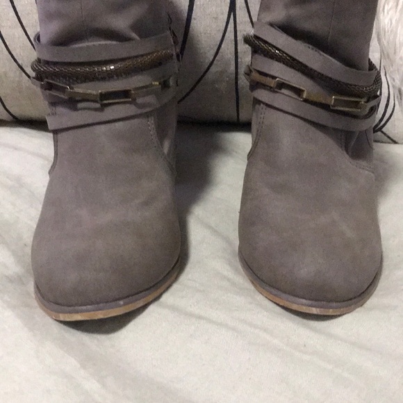 Taupe sz 7.5 booties EUC - Picture 2 of 5
